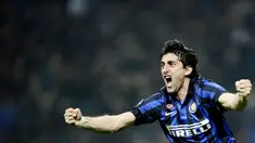 Diego Milito direkrut Inter Milan pada tahun 2009 dengan harga 28 juta euro. Bomber Argentina tersebut berhasil meraih treble winners di bawah asuhan Jose Mourinho. (Photo by FILIPPO MONTEFORTE / AFP)