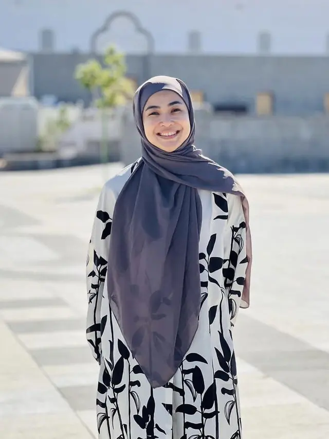 Gaya Terbaru Feni Rose Tampil Berhijab, credit: Instagram (@fenirose)