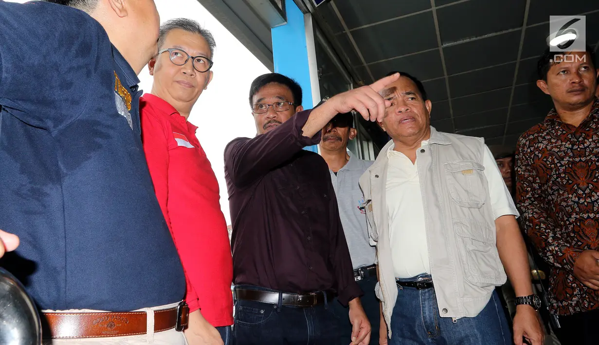 Tak hanya Halte Transjakarta, Djarot juga minta toilet Terminal Kampung Melayu untuk dibersihkan dan diperbaiki akibat ledakan bom, Jakarta, Minggu (28/6) (Liputan6.com/Johan Tallo)