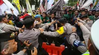 Massa yang tergabung dalam BEM Se-Jabodetabek terlibat bentrok dengan polisi di depan Istana Negara, Kamis (12/1). Mereka mengecam keras pemerintah dan jajarannya yang saling cuci tangan dengan kebijakan yang dibuatnya. (Liputan6.com/Faizal Fanani)