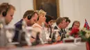Perdana Menteri (PM) Norwegia, Erna Solberg saat berdiskusi dengan Presiden Joko Widodo di Istana Negara, Jakarta, Selasa (14/4/215). Kunjungan PM Norwegia Erna Solberg dalam rangka mempererat hubungan bilateral. (Liputan6.com/Faizal Fanani)