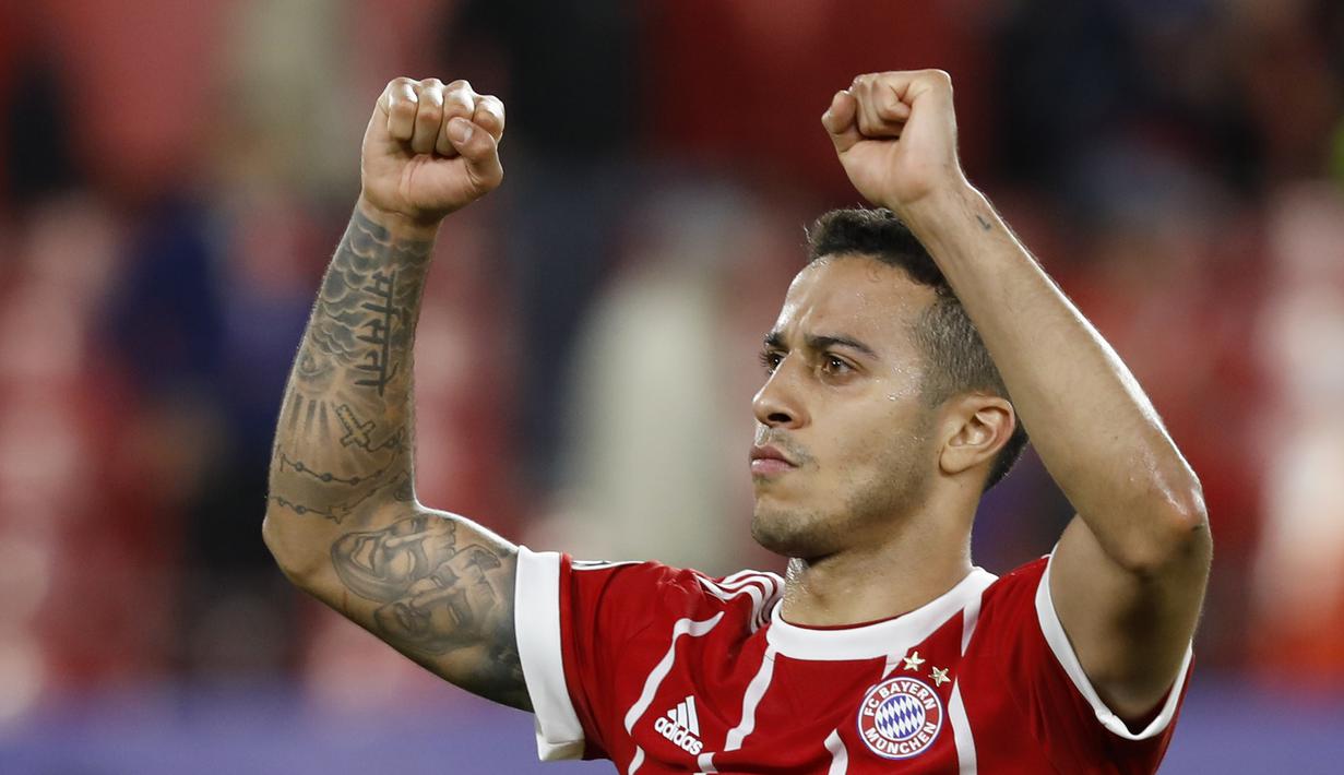Pemain Bayern Munchen, Thiago Alcantara menjadi penentu kemenangan timnya atas Sevilla FC pada leg pertama perempat final Liga Champions di Sanchez Pizjuan stadium, Seville, (3/4/2018). Bayern menang 2-1. (AP/Miguel Morenatti)
