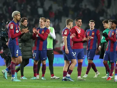 Para pemain Barcelona merayakan kemenangan atas Atletico Madrid pada penghujung duel pekan ke-15 La Liga 2023/2024 di Estadi Lluis Companys, Senin (4/12/2023) dinihari WIB. (LLUIS GENE / AFP)