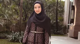 Gaya busana Zaskia Sungkar pun cukup stylish. Dalam balutan gamis hitam berbagai model, penampilan Zaskia tak pernah mengecewakan. Model gamis yang dikenakan pun beragam, mulai dari santai hingga elegan. (Liputan6.com/IG/@zaskiasungkar15)