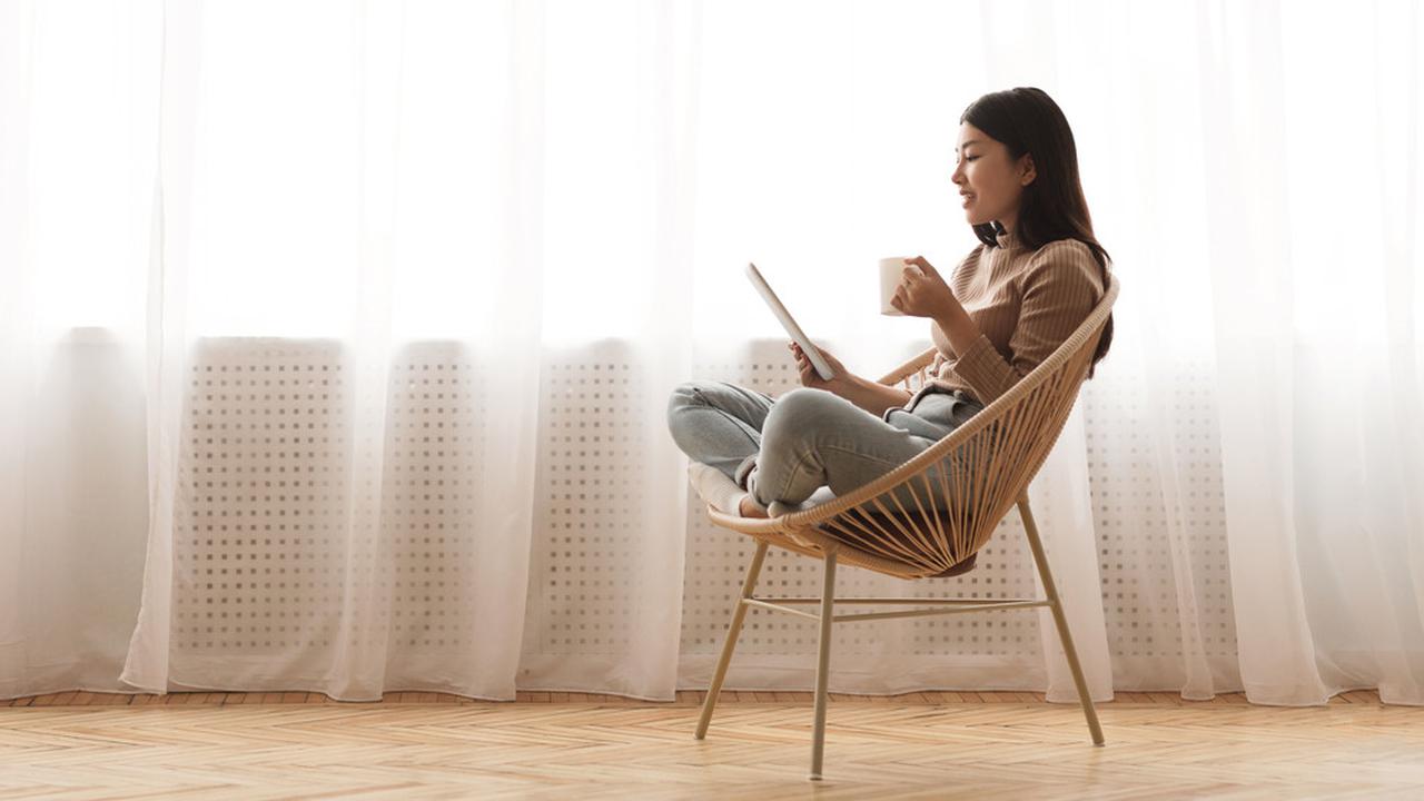 Nggak Perlu FOMO, Begini Cara Elegan Menyikapi Postingan Liburan Teman di Media Sosial