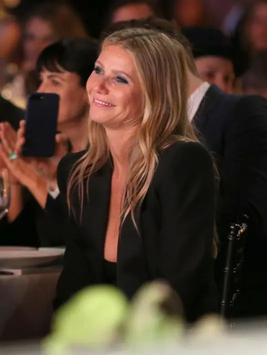 Kabar tuanangan mulai tersebar lantaran Gwyneth tertangkap kamera memakai cincin di jemarinya. Namun lagi-lagi sumber mengatakan cincin itu sudah lama dimilikinya. “Cincin itu sudah lama dimilikinya,” tambah sumber. (AFP/Philip Faraone)