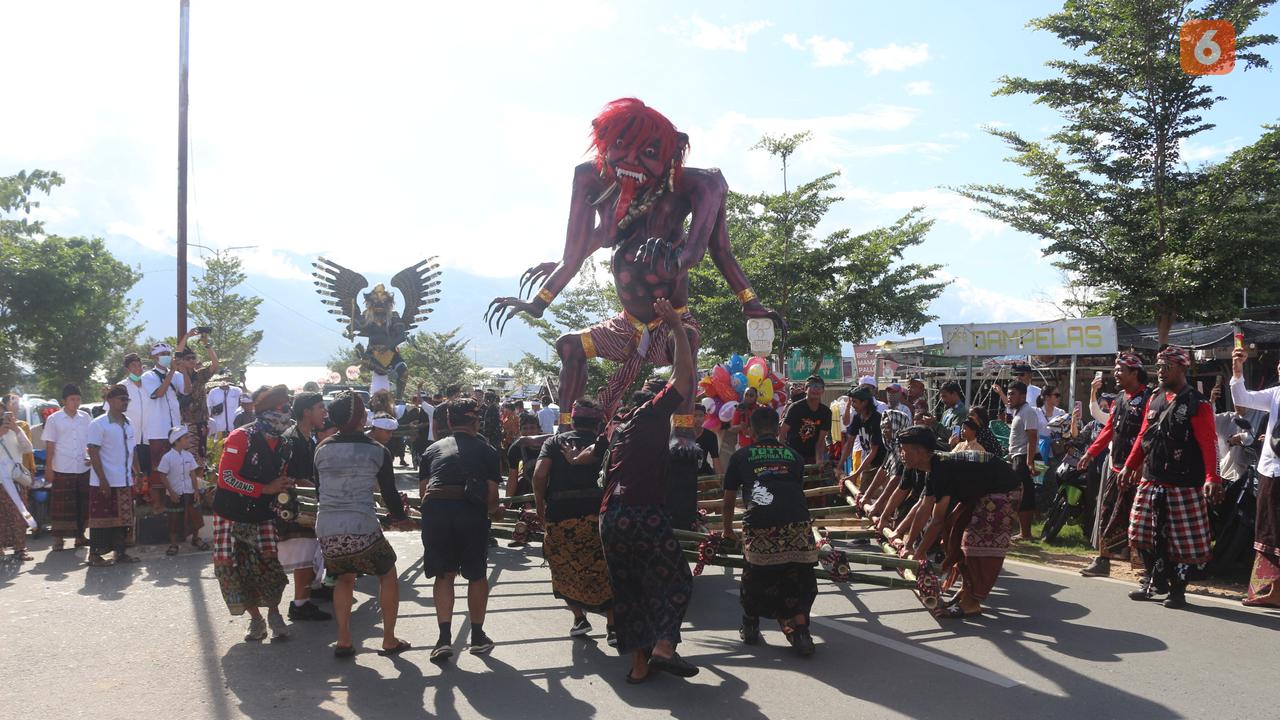 Arak-arakan ogoh-ogoh di jalanan Kota Palu