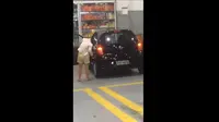 Seorang wanita sengaja memasukan air pada tangki bahan mobil sewaan, agar indikator BBM terlihat penuh.
