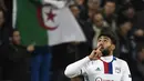 Gelandang Lyon, Nabil Fekir melakukan selebrasi usai mencetak gol ke gawang AS Roma pada leg pertama babak 16 besar Liga Europa di Stade de Lyon, Prancis, (9/3). Lyon berhasil mengalahkan AS Roma dengan skor 4-2. (AFP Photo / Philippe Desmazes)