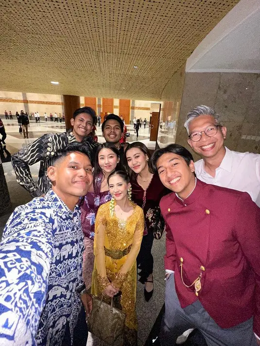 Tampak pula aktor muda Harris Vriza yang mengenakan beskap khas Jawa Tengah. [@harrisvriza]