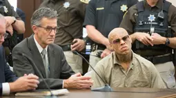 Nikko Jenkins mendengarkan vonis hakim di Pengadilan Distrik Douglas County di Omaha, Neb, Selasa (30/5). Jenkins dijatuhi hukuman mati setelah terbukti membunuh empat orang di sekitar Omaha pada tahun 2013. (AP/Pool) 
