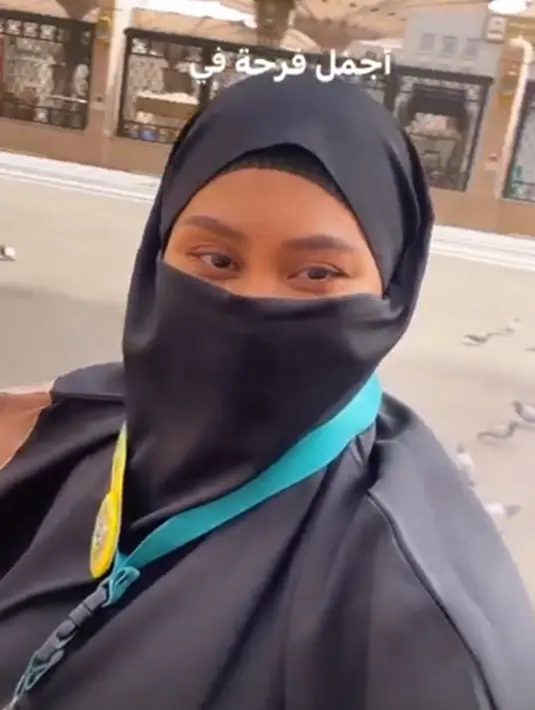 Melalui Instagram Stories, Evi Masamba juga turut membagikan momen saat berada di Madina. Dirinya juga terlihat memakai niqab atau cadar selama menjalani ibadah umrah. (Liputan6.com/IG/@evi_masamba_real)