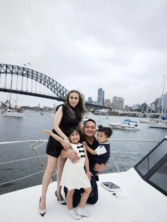 Menaiki yacht di Sydney Harbour Bride, dapat menyaksikan pemandangan jembatan besar ikonik di Sydney. Terlihat bahwa putra dan putri momo pun menikmati momen liburan bersama tersebut dengan bahagia saat berada di atas yacht.(Liputan6.com/IG/@therealmomogeisha)