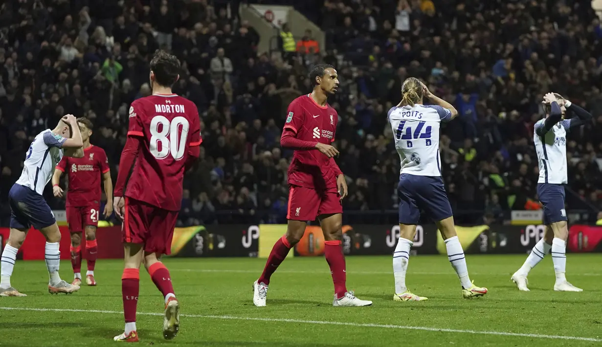 Reaksi para pemain Preston North End setelah kehilangan peluang mencetak gol ke gawang Liverpool pada pertandingan Piala Liga Inggris di Stadion Deepdale, Preston, Inggris, 27 Oktober 2021. Liverpool menang 2-0. (AP Photo/Jon Super)