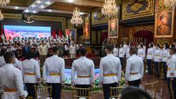 Menteri Pertahanan (Menhan) Sjafrie Sjamsoeddin bersama Panglima TNI Jenderal Agus Subiyanto menerima 44 kadet Universitas Pertahanan (Unhan) asal Palestina di Kantor Kementerian Pertahanan, Jakarta, Jumat (26/9/2025) sore. (BAY ISMOYO/AFP)