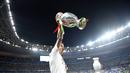 Bek Portugal, Fonte, mengangkat trofi juara Piala Eropa 2016, Senin (11/7/2016) dini hari WIB. (AFP/Martin Bureau)