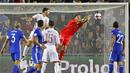 Kiper Israel, Ariel Harosh, mengamankan gawangnya saat melawan Spanyol pada laga kualifikasi Piala Dunia 2018 di Stadion Teddy, Yerusalem,Senin (9/10/2017). Israel kalah 0-1 dari Spanyol. (AFP/Jack Guez)