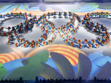 Atraksi konfigurasi logo olimpiade pada upacara penutupan Olimpiade Rio 2016 di Stadion Maracana, Rio de Janeiro, Minggu (21/8). Upacara penutupan olimpiade itu menampilkan berbagai seni tari dan musik yang sangat memanjakan mata (REUTERS/Fabrizio Bensch)