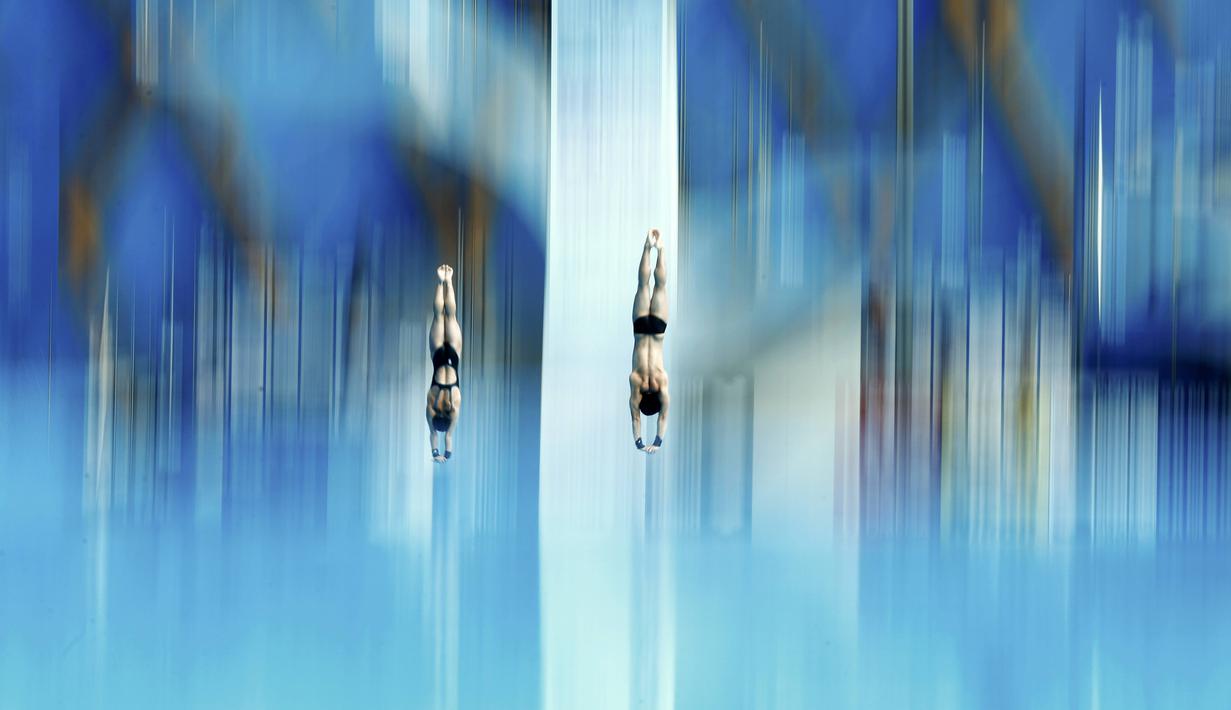 Peloncat indah Jepang, Minami Itahashi dan Yu Okamoto sedang beraksi di nomor final sinkronisasi menara 10m campuran Kejuaraan Dunia Akuatik 2015 di Kazan, Rusia. (25/7/2015). (REUTERS/Hannibal Hanschke)