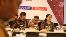 Menko PMK, Puan Maharani memimpin rapat persiapan Sea Games 2017 Kuala Lumpur di Jakarta, Jumat (14/7). Rapat yang berlangsung tertutup itu turut dihadiri Dubes Malaysia untuk Indonesia, TYT Dato’ Seri Zahrain Mohamed Hashim. (Liputan6.com/Angga Yuniar)