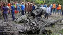 Sebelumnya, sebuah pesawat latih milik Angkatan Udara Bangladesh jatuh menimpa salah satu kompleks sekolah di Dhaka, tidak lama setelah lepas landas pada Senin (21/7/2025). (Jubair Bin IQBAL/AFP)