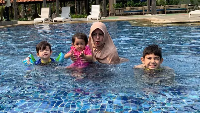 FOTO: Momen Kebersamaan Risty Tagor dan Ketiga Anaknya