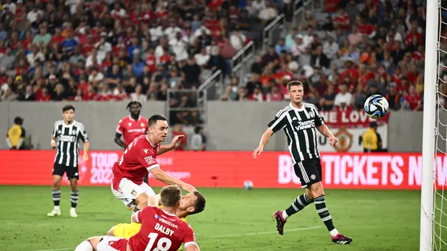 Wrexham Sam Dalby (tengah) mencetak gol ke gawang Manchester United