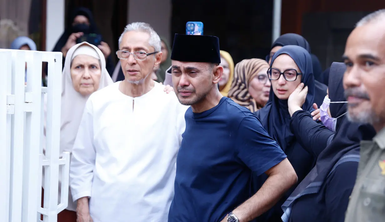 Presenter berusia 47 tahun itu tak kuasa menahan air mata ketika jenazah sang ibu diberangkatkan dari rumah duka. [Foto: Budy Santoso/KapanLagi.com]