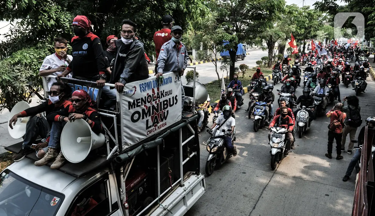 Massa dari berbagai serikat buruh menggelar aksi menolak UU Omnibus Law Cipta Kerja di kawasan JIEP, Jakarta, Selasa (6/10/2020). Ratusan buruh berpawai sambil berorasi mengajak pekerja turun ke jalan menolak UU Omnibus Lawa Cipta Kerja yang dinilai merugikan buruh. (merdeka.com/Iqbal S. Nugroho)
