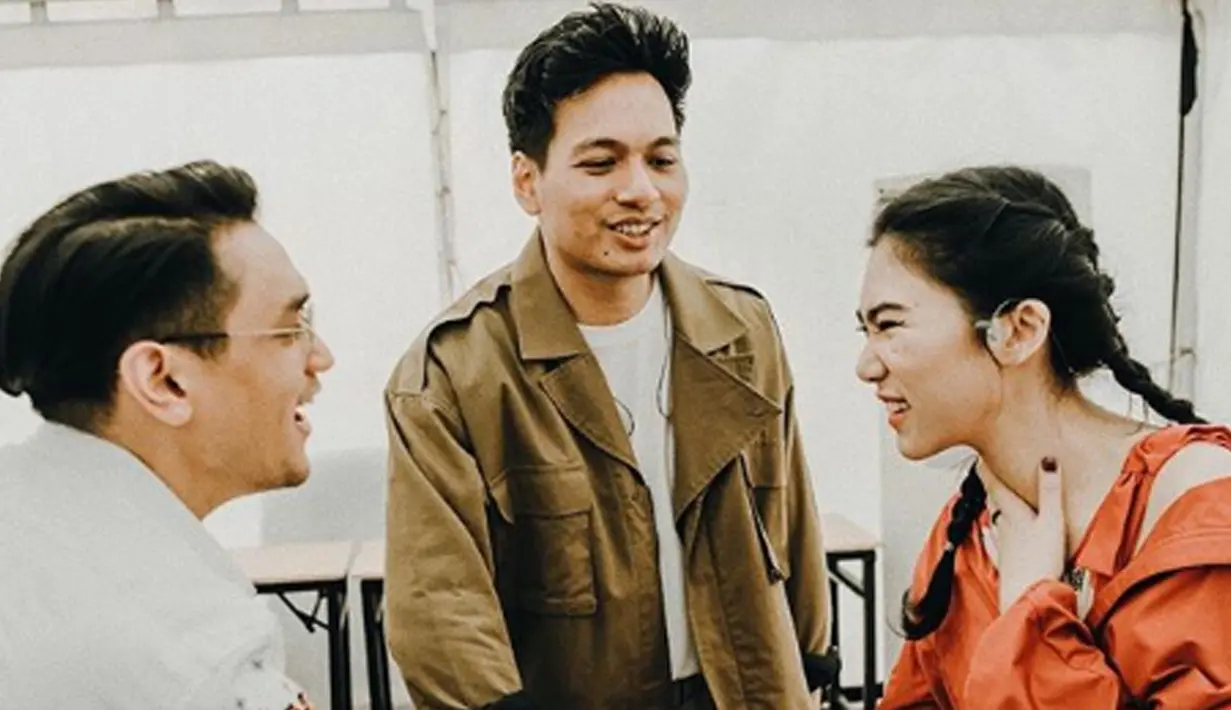 Merilis single pertamanya, Afgan, Isyana, dan Rendy kerap kali terlihat manggung bersama. (Liputan6.com/IG/isyanasarasvati)