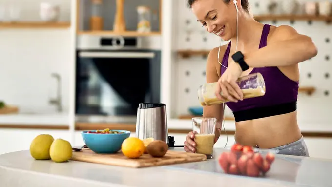 Ilustrasi mengonsumsi protein shake/freepik.com/Drazen Zigic