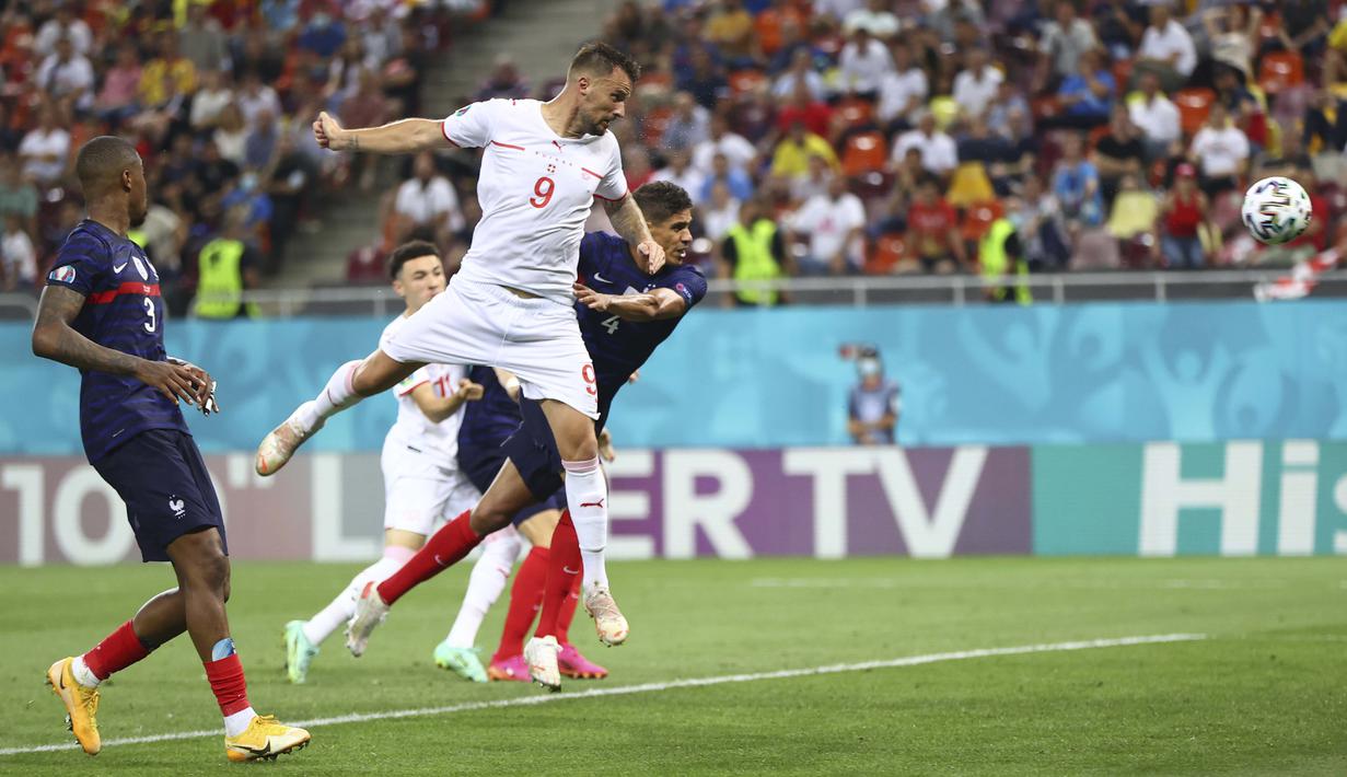 Swiss tak mau menyerah. Sundulan Seferovic membuat laga menjadi 3-2. Itu merupakan gol keduanya pada duel 16 besar Euro 2020 ini. (Foto: AP/Pool/Marko Djurica)
