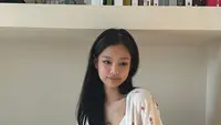 Lihat di sini inspirasi soft girl outfit ala artis dunia. Mulai dari Jennie BLACKPINK, Wonyoung IVE, hingga Beby Tsabina, berikut potret selengkapnya. [@jennierubyjane].