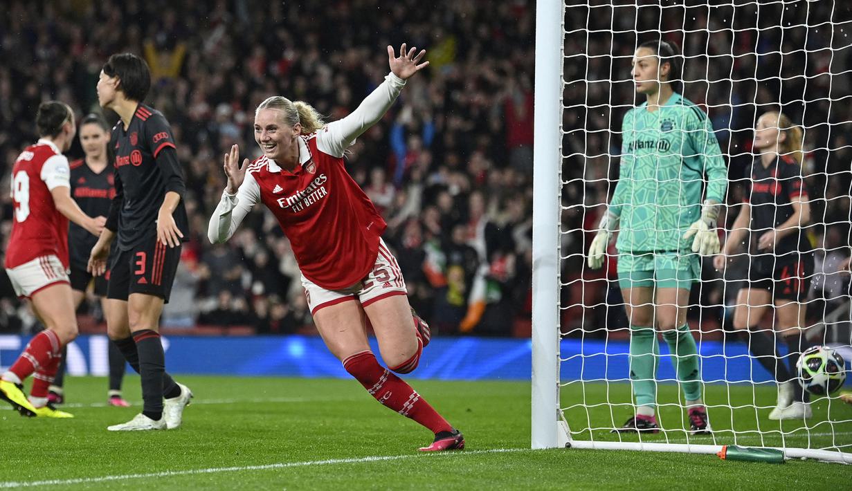 Pemain Arsenal, Stina Blackstenius melakukan selebrasi setelah mencetak gol kedua timnya ke gawang Bayern Munchen pada laga leg kedua perempat final Liga Champions 2022/2023 di Emirates Stadium, London, 29 Maret 2023. The Gunners menang dengan skor 2-0. (AFP/Justin Tallis)