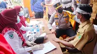 Pemberian vaksin Covid-19 kepada Suku Talang Mamak di Kabupaten Indragiri Hulu, Riau. (Liputan6.com/M Syukur)