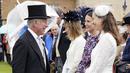 Pangeran Charles berbicara kepada para tamu saat ia menghadiri Pesta Taman Kerajaan tahunan yang diadakan di Istana Buckingham, London, Inggris, 11 Mei 2022. (Jonathan Brady/Pool Photo via AP)