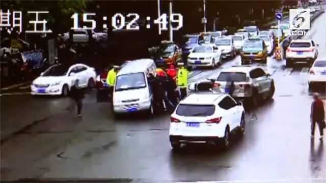 Sekelompok orang berusaha menyelamatkan pengendara motor yang terperangkap di bawah mobil.