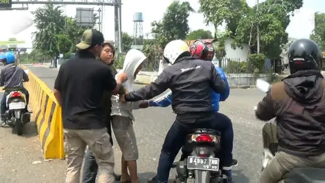 Petugas Satpol PP Jakarta Timur merazia pak ogah dan juru parkir liar. Terjadi aksi kejar-kejaran diantara keduanya.