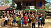 Puluhan anak-anak orang rimba mengibarkan bendera merah putih usai mengikuti upacara peringatan HUT ke-75 Republik Indonesia, Senin (17/8/2020). (Liputan6.com/dok KKI Warsi)
