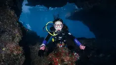 Melalui akun Instagram, Natasha Wilona tampak membagikan momen saat liburan di Raja Ampat. Tentu saja, dirinya tak melewatkan waktu untuk menikmati keindahan pantai yang ada. (Liputan6.com/IG/@natashawilona12)