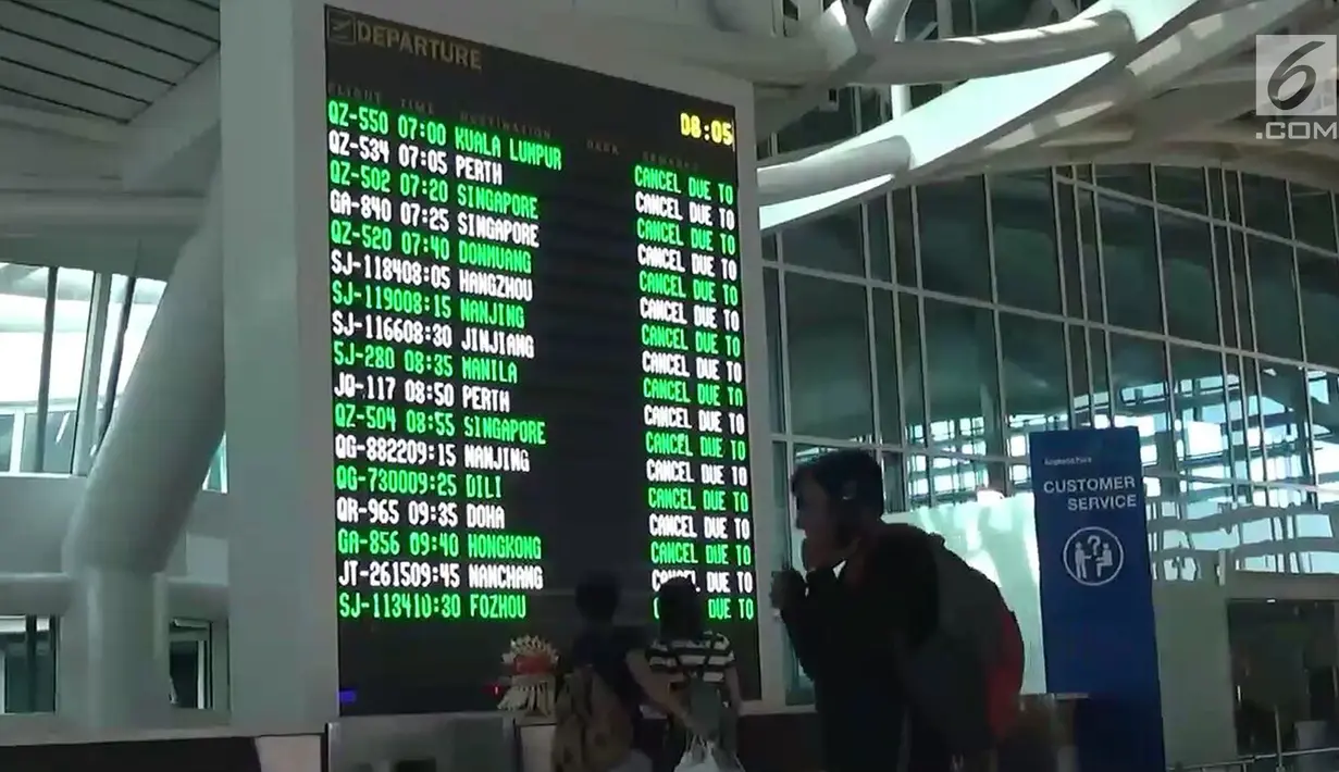 Papan informasi menunjukkan pembatalan penerbangan di Terminal Internasional Bandara Ngurah Rai, Bali, Selasa (28/11). Penutupan Bandara Ngurah Rai diperpanjang 24 jam sampai Rabu (29/11) karena dampak letusan Gunung Agung. (Liputan6.com/Dewi Divianta)