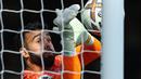 Kiper Brentford, David Raya berhasil menangkap bola saat menghadapi Fulham pada laga Liga Inggris 2022/2023 di Craven Cottage, London (20/8/2022). Namun Manchester United akhirnya memimpin persaingan untuk mendapatkan David Raya yang kini berusia 27 tahun, setelah Tottenham Hotspur terganjal harga yang dipatok Brentford yang mencapai 40 juta poundsterling karena dinilai terlalu mahal. (AFP/Adrian Dennis)