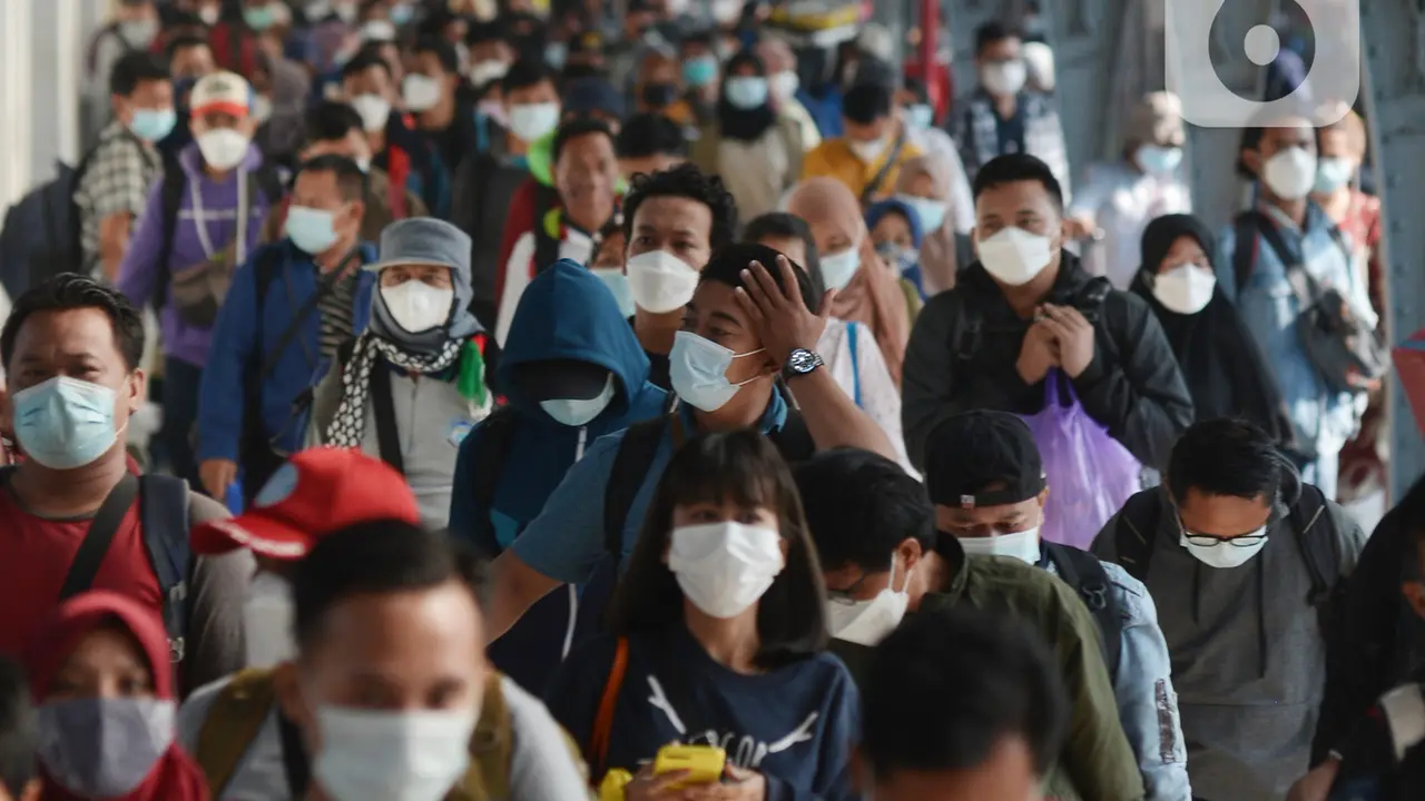 FOTO: Suasana Arus Balik Mudik Lebaran di Stasiun Pasar Senen