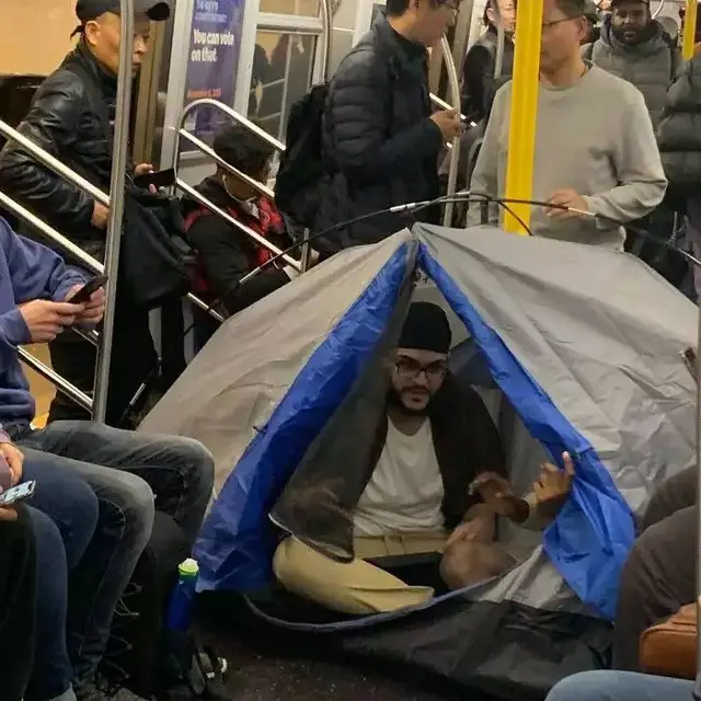 7 Aksi Kocak Orang Enggak Kebagian Tempat Duduk di Kereta Ini Kreatif Banget