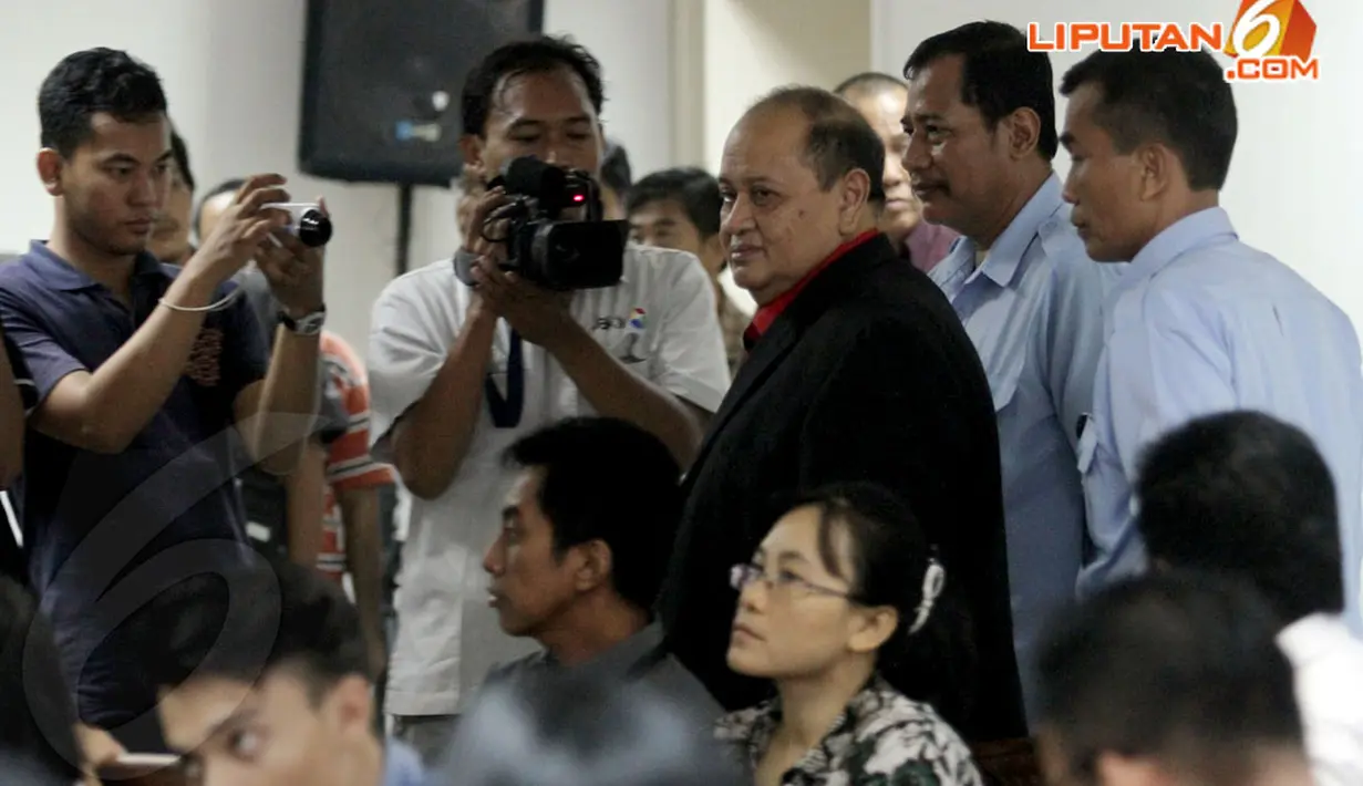 Setelah beberapa kali tertunda karena sakit jantung, terdakwa kasus dugaan suap proyek PLTU Tarahan, Lampung pada 2004 lalu, Izedrik Emir Moeis akhirnya hadir mengikuti sidang pembacaan vonis, Senin (14/4/2014) (Liputan6.com/Johan Tallo)
