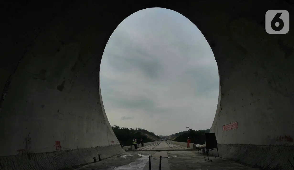 Aktivitas pekerja proyek Tunnel 6 Kereta Cepat Jakarta Bandung di Cikalong Wetan, Depok, Purwaarta, Kamis (27/1/2022). Tunnel ini menjadi salah satu tunnel terpanjang yang ditargetkan dalam waktu dekat akan tembus karena progres konstruksi sudah mencapai 97,01 persen. (Liputan6.com/Herman Zakharia)