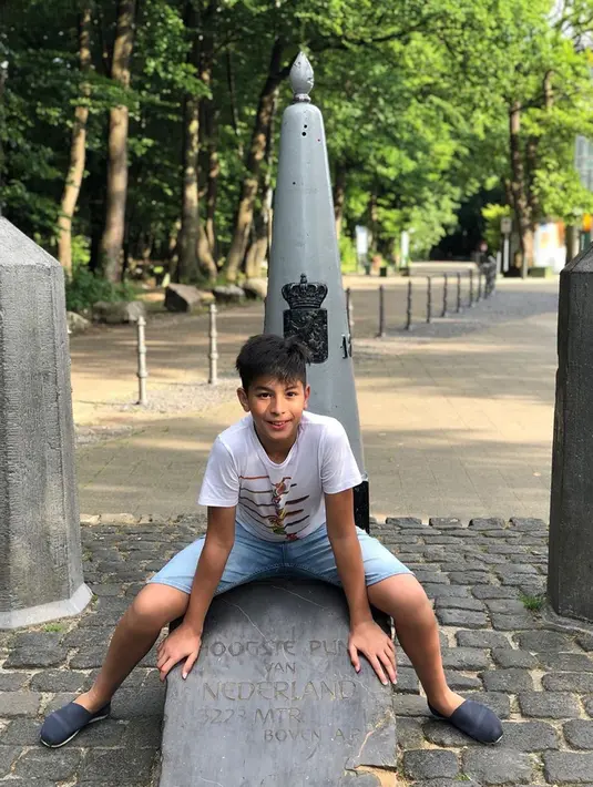 Meski Eddy berusia 12 tahun, wajahnya yang tampan menjadi sorotan khususnya di media sosial Instagram. Banyak warganet yang memuji ketampanannya di kolom komentar Instagram milik Eddy. (Liputan6.com/IG/eddy_mm)