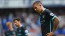 Bek sayap Manchester City, Aleksandar Kolarov tampak murung usai takluk 1-4 dari Tottenham pada laga Liga Inggris di Stadion White Hart Lane, London, Sabtu (26/9/2015). (Action Images via Reuters/Tony O'Brien)