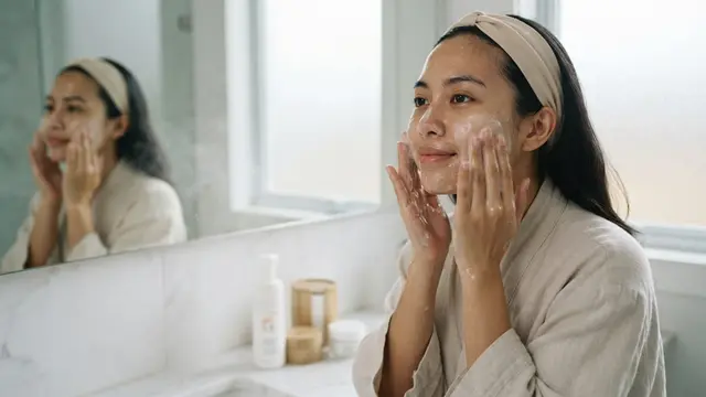 Tips Double Cleansing untuk Makeup Waterproof