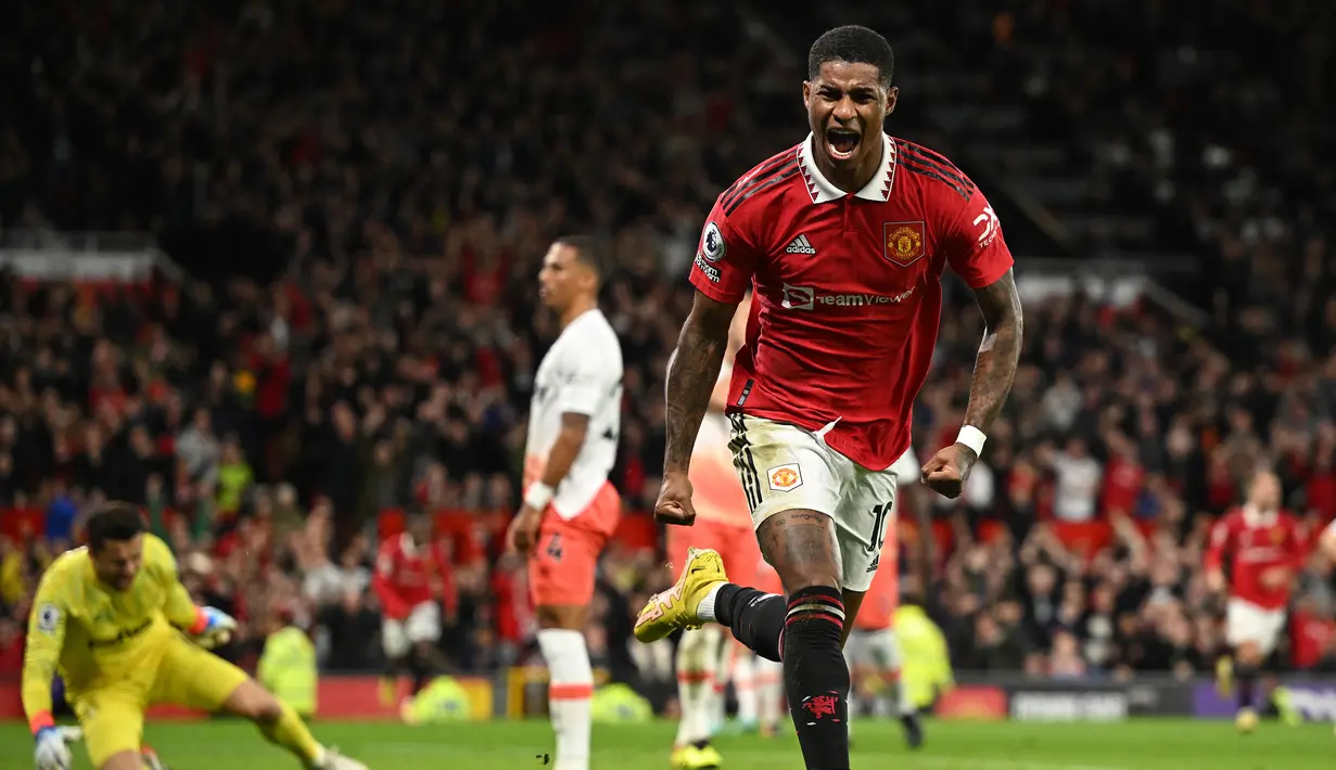 Marcus Rashford. Sayap kiri Inggris berusia 25 tahun ini telah memperkuat Manchester United sejak pertengahan musim 2015/2016 setelah dipromosikan dari tim U-18. Dengan hengkangnya Cristiano Ronaldo, Rashford kini menjelma menjadi andalan MU di lini serang dan telah dibutikannya dalam beberapa laga terakhir. Dengan ketertarikan dari beberapa klub besar Eropa, seperti PSG, MU bergerak cepat dengan memperpanjang secara otomatis kontrak Marcus Rashford. (AFP/Oli Scarff)
